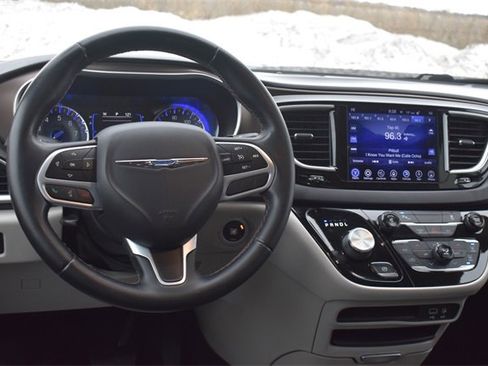 Used 2017 Chrysler Pacifica Touring-L w/ Tire & Wheel Group image 19