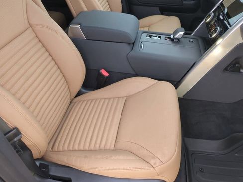 New 2026 Land Rover Discovery Limited Edition image 23