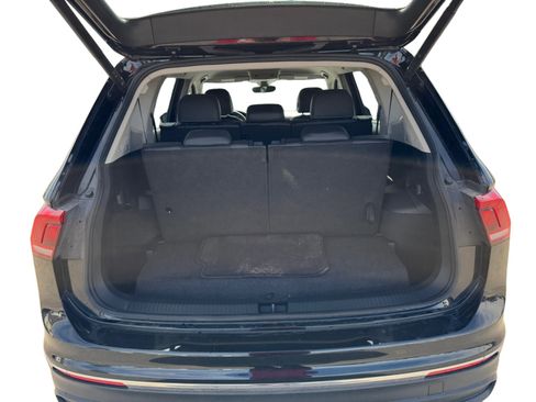 Used 2024 Volkswagen Tiguan SE image 19