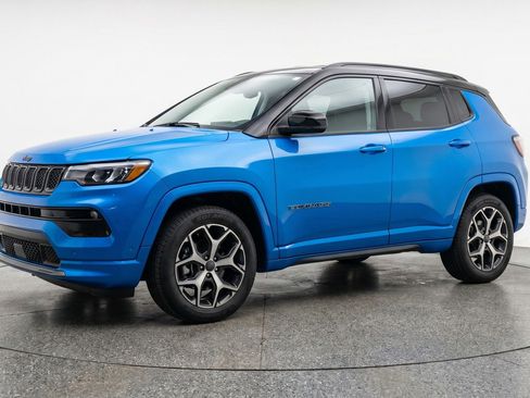 Used 2025 Jeep Compass Limited AWD/4WD image 3