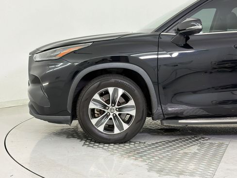 Used 2022 Toyota Highlander XLE FWD image 25