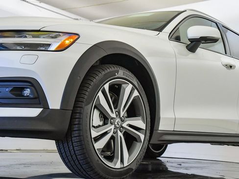 Certified 2026 Volvo V60 B5 Cross Country Plus w/ Climate Package AWD/4WD image 10