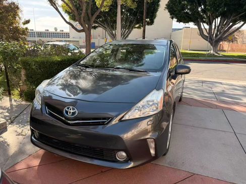 Used 2012 Toyota Prius V Five image 2