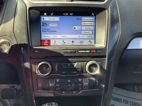 Used 2017 Ford Explorer XLT w/ Equipment Group 202A AWD/4WD image 21