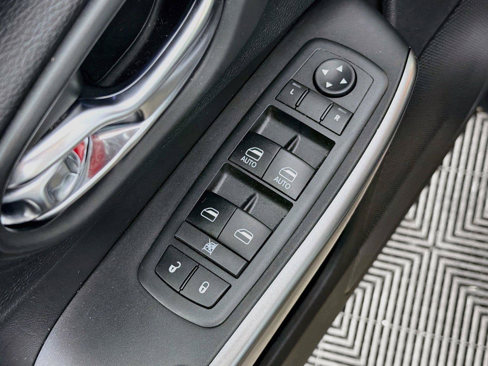 Used 2020 Jeep Cherokee Latitude Plus w/ Comfort/Convenience Group AWD/4WD image 23