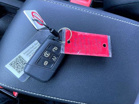 Used 2024 Volkswagen Tiguan SE image 11