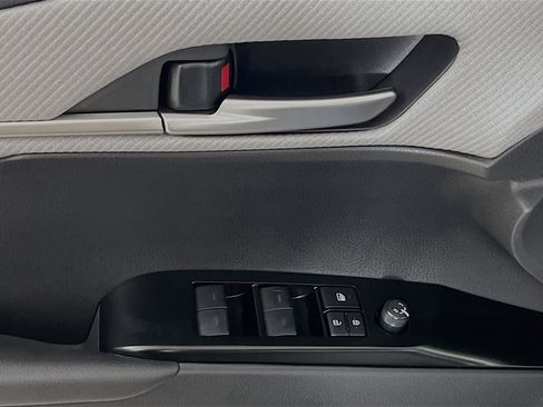 Used 2025 Toyota Camry SE w/ Convenience Package image 17