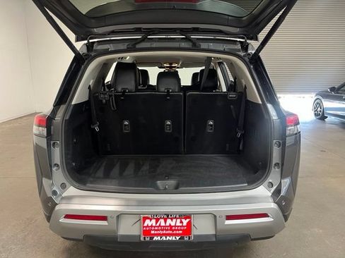 Used 2022 Nissan Pathfinder SL AWD/4WD image 16