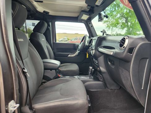 Used 2016 Jeep Wrangler Unlimited Sahara w/ Connectivity Group AWD/4WD image 36