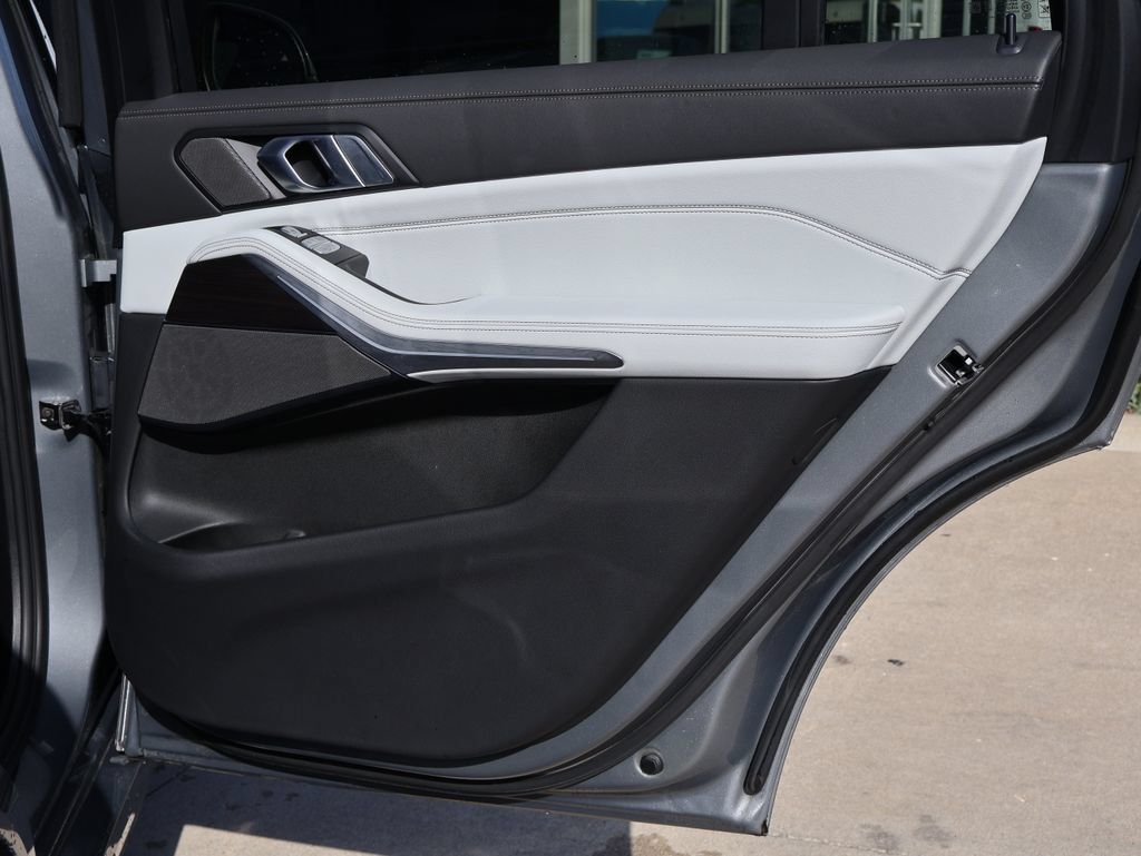 Used 2024 BMW X7 xDrive40i w/ Premium Package AWD/4WD image 18