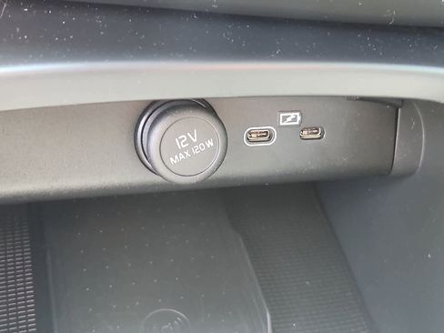 Used 2025 Volvo XC40 B5 Core image 26