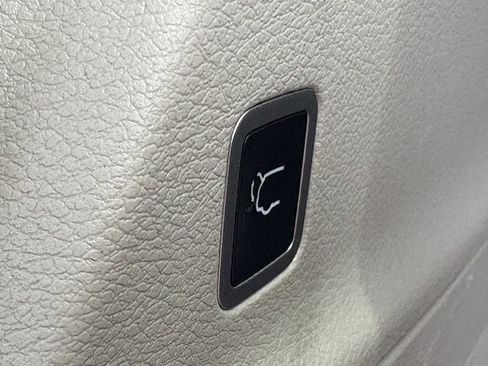 Used 2023 Chrysler Voyager LX FWD image 16