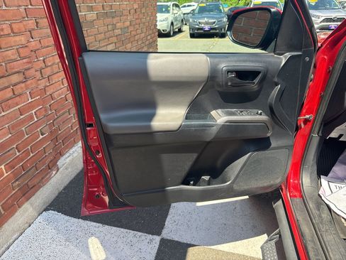 Used 2017 Toyota Tacoma SR5 w/ Tow Package AWD/4WD image 28