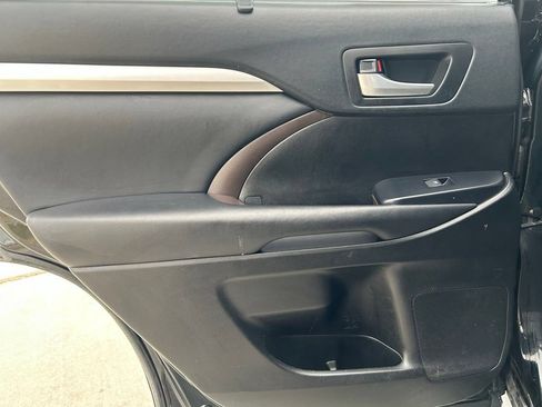 Used 2019 Toyota Highlander XLE FWD image 24