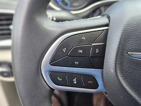 Used 2024 Chrysler Pacifica Limited FWD image 19