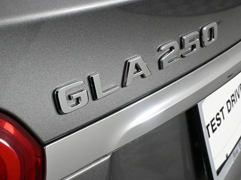 Certified 2019 Mercedes-Benz GLA 250 4MATIC image 28