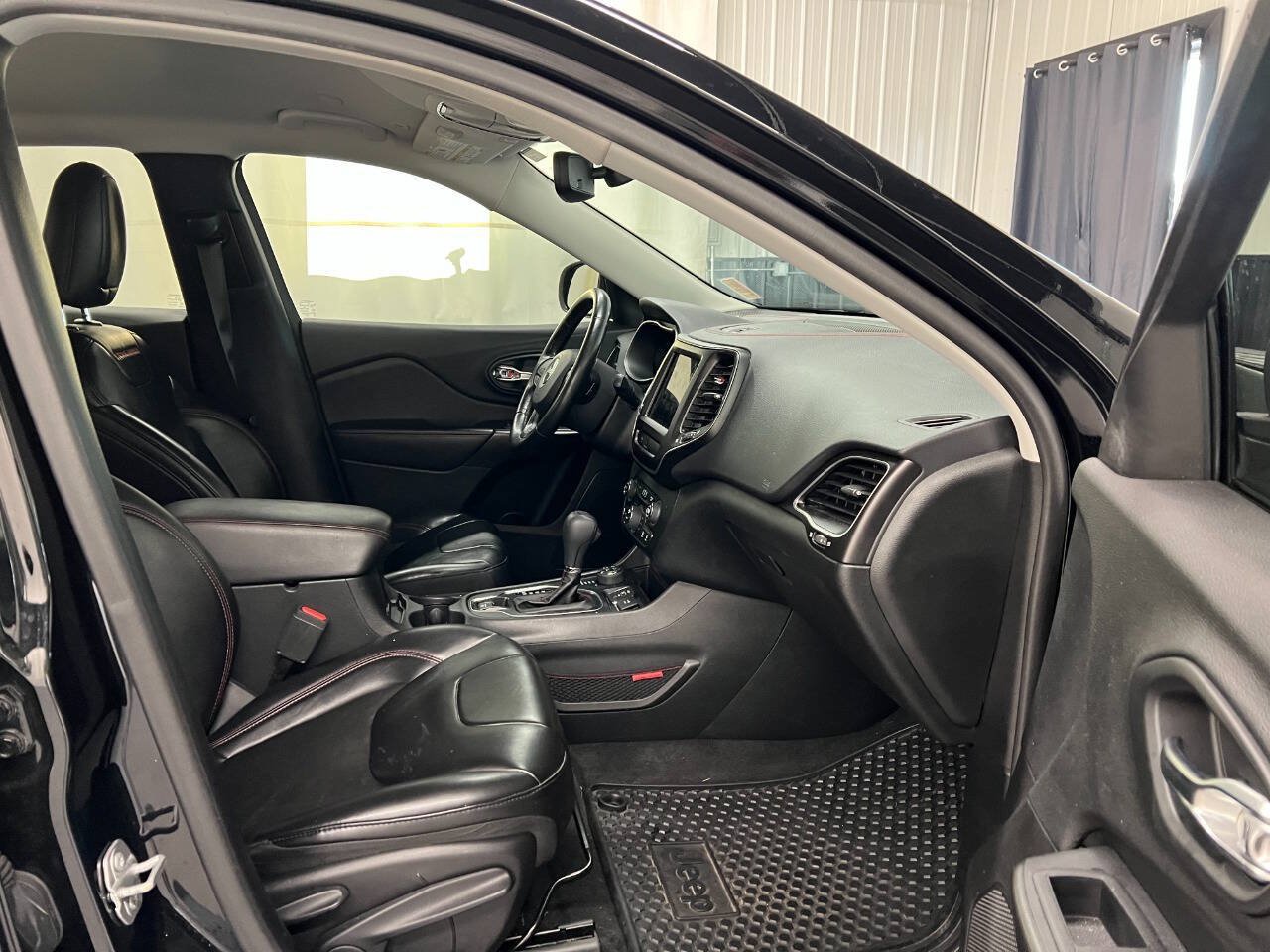 Used 2019 Jeep Cherokee Trailhawk w/ Comfort/Convenience Group AWD/4WD image 11