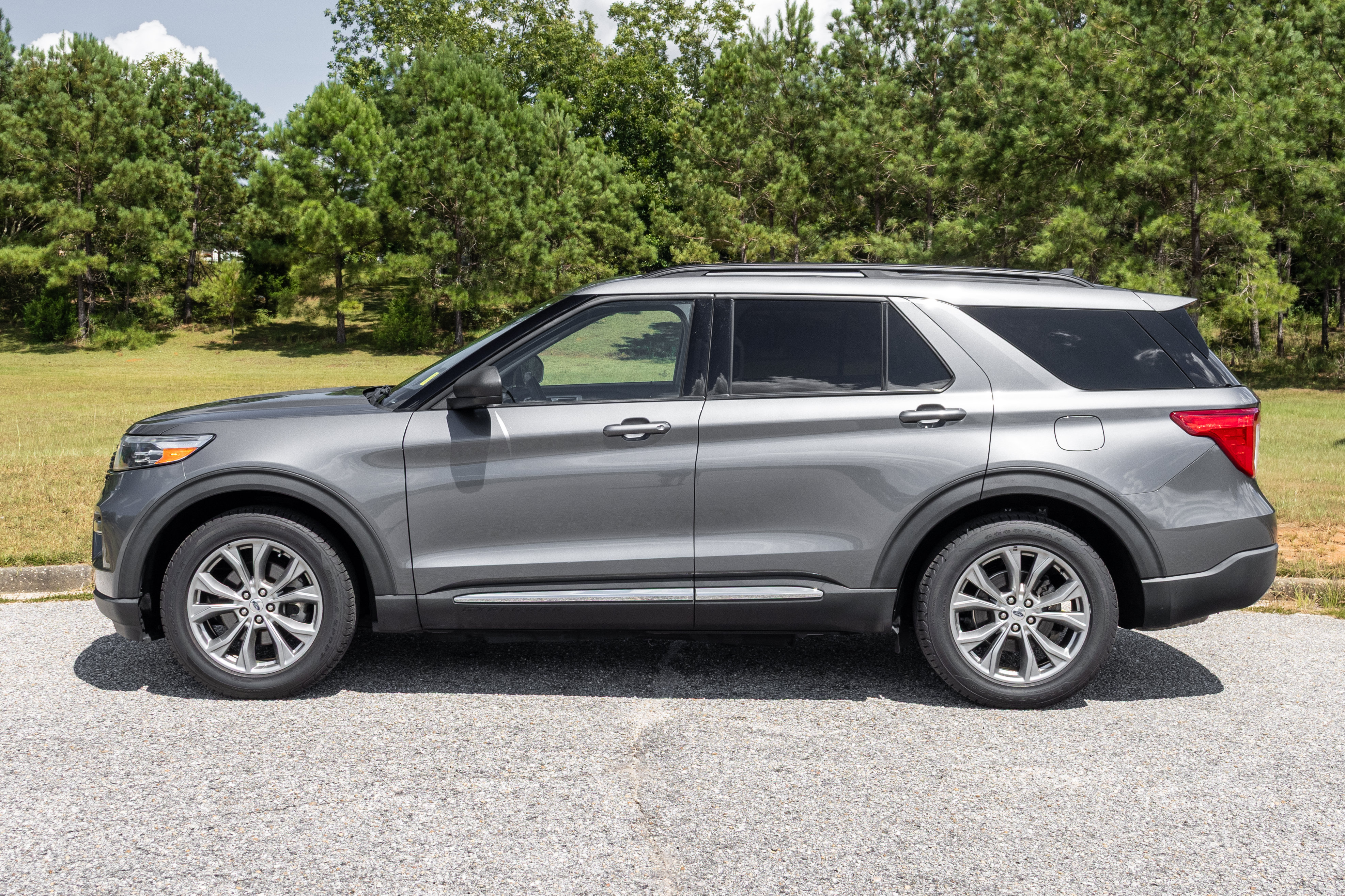 Used 2022 Ford Explorer XLT w/ Equipment Group 202A RWD image 8