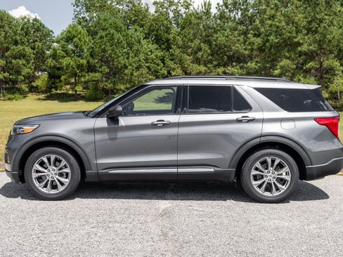 Used 2022 Ford Explorer XLT w/ Equipment Group 202A RWD image 8