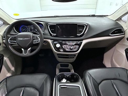 Used 2022 Chrysler Pacifica Touring-L FWD image 13