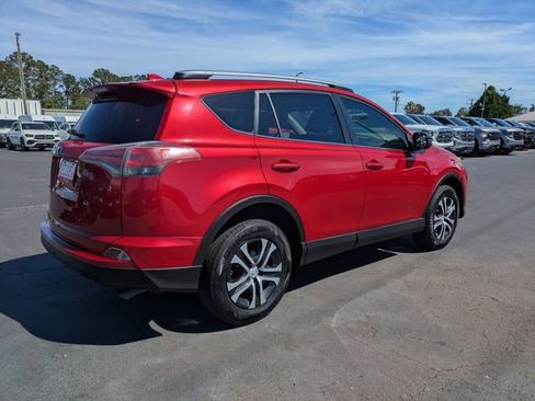 Used 2017 Toyota RAV4 LE FWD image 5