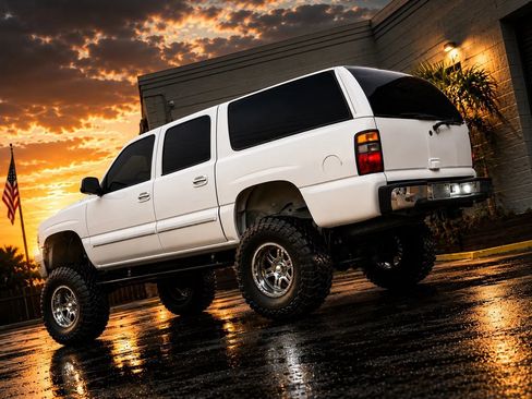 Used 2004 Chevrolet Suburban LT w/ Preferred Equipment Group RWD image 3