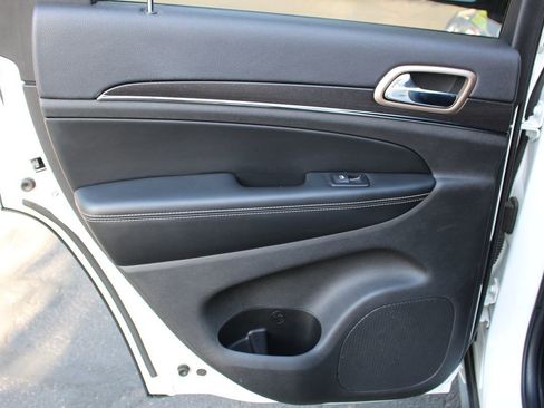 Used 2017 Jeep Grand Cherokee Limited image 12