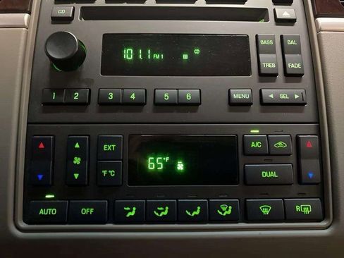 Used 2005 Lincoln Town Car Signature image 41