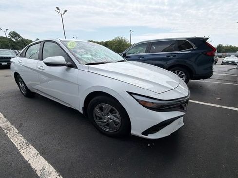 Used 2025 Hyundai Elantra SE FWD image 3
