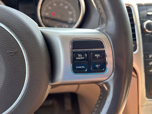 Used 2011 Jeep Grand Cherokee Laredo w/ Security & Convenience Group AWD/4WD image 30