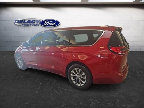 Used 2026 Chrysler Pacifica Limited FWD image 2