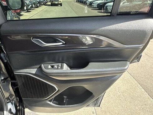 Used 2022 Jeep Grand Cherokee Laredo w/ Luxury Tech Group I image 21