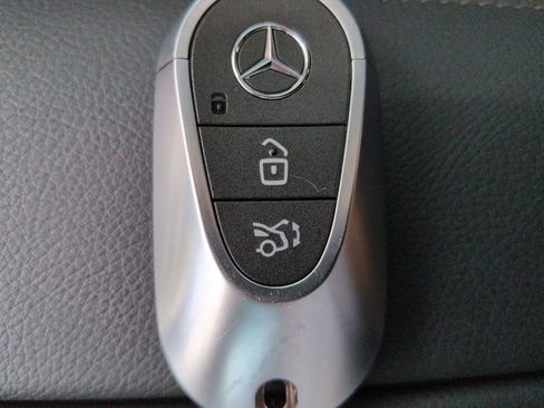 Used 2025 Mercedes-Benz GLC 300 4MATIC image 30