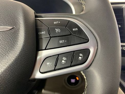 Used 2024 Chrysler Pacifica Touring-L FWD image 30