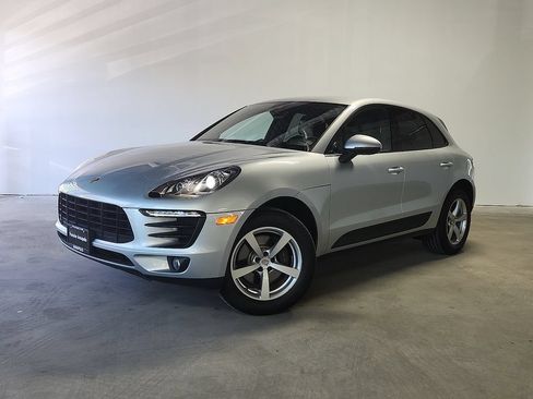 Used 2018 Porsche Macan AWD/4WD image 1