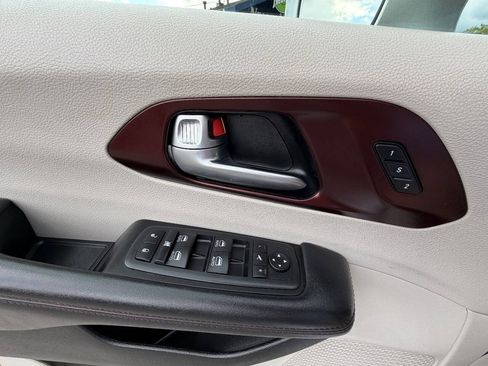 Used 2020 Chrysler Pacifica Limited FWD image 16