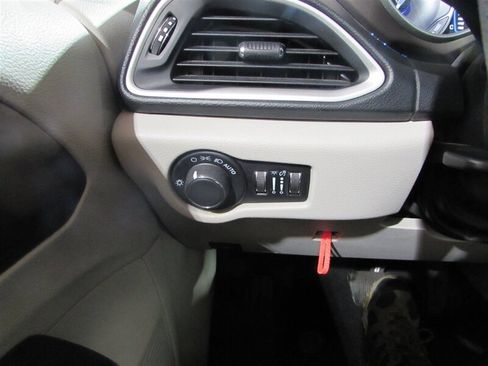 Used 2021 Chrysler Voyager Lxi image 63