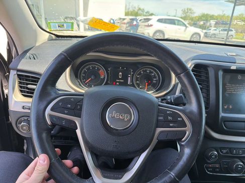 Used 2016 Jeep Cherokee Latitude w/ Cold Weather Group AWD/4WD image 19