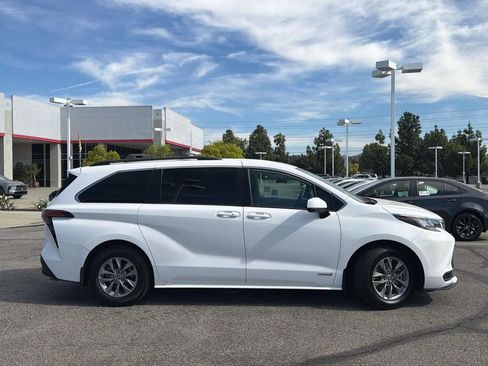 Certified 2021 Toyota Sienna LE image 3