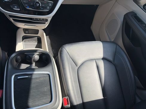 Used 2024 Chrysler Pacifica Touring-L FWD image 23