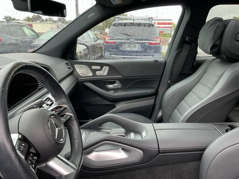 Used 2025 Mercedes-Benz GLS 580 4MATIC image 11