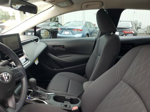 Used 2025 Toyota Corolla LE FWD image 17