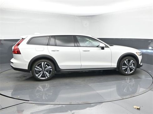 Used 2024 Volvo V60 B5 Cross Country Plus image 8