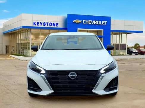 Used 2025 Nissan Altima 2.5 SV FWD image 2