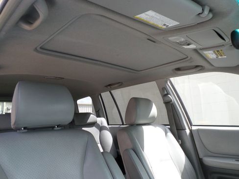 Used 2004 Toyota Highlander Limited image 15