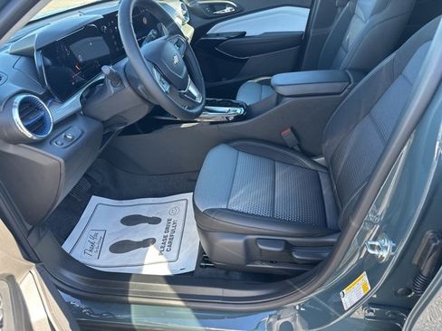 New 2026 Chevrolet Trax LT w/ Sunroof Package image 12