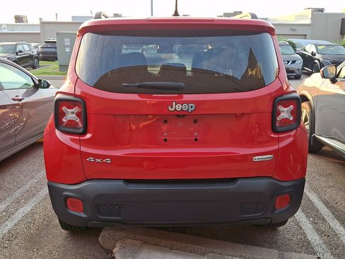 Used 2016 Jeep Renegade Latitude w/ Cold Weather Group AWD/4WD image 4