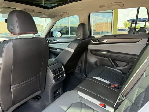 Used 2025 Volkswagen Atlas Peak Edition SE AWD/4WD image 34