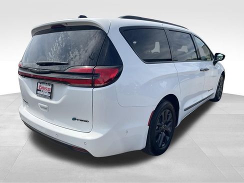 Used 2024 Chrysler Pacifica Select w/ Uconnect Theater Family Group image 18