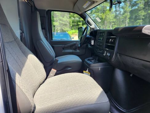 Used 2022 Chevrolet Express 3500 w/ Power Convenience Package RWD image 9